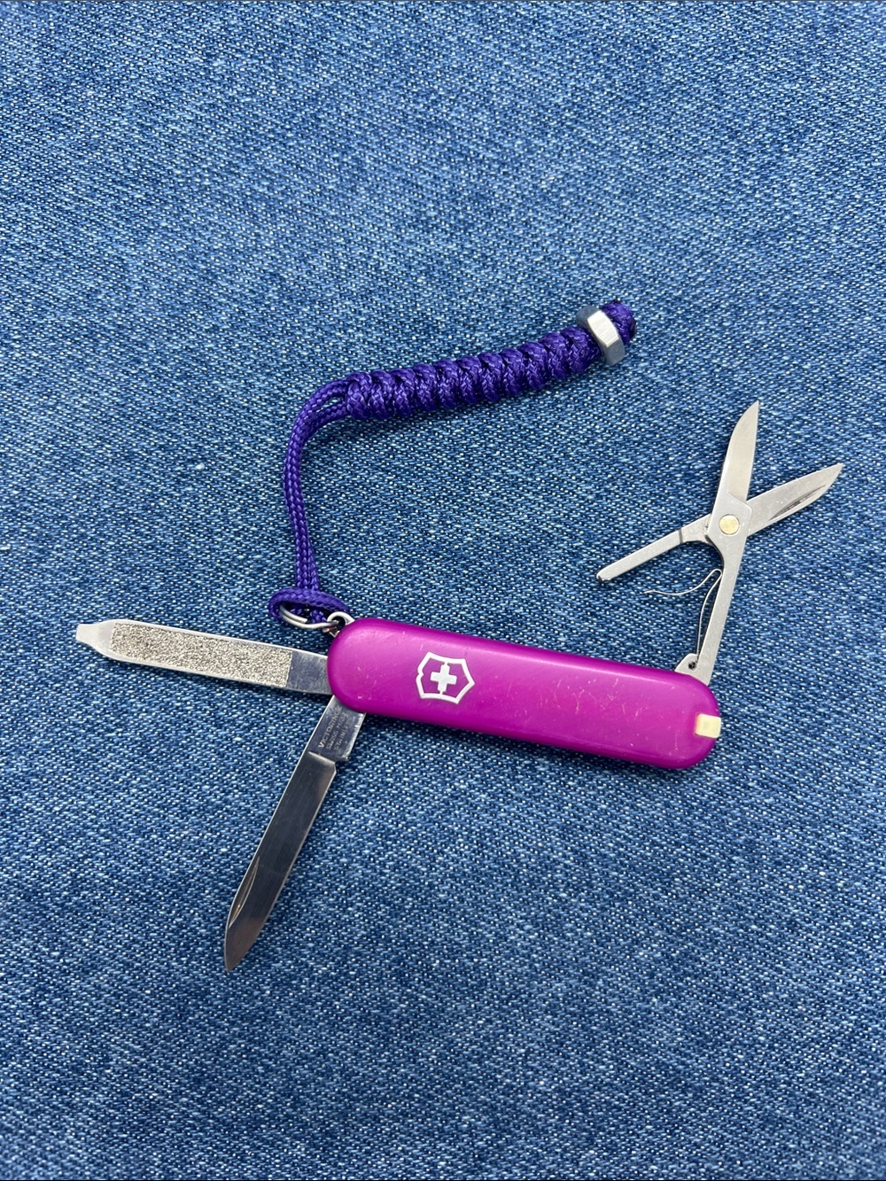 Victorinox Classic SD Swiss Army Knife 58mm SAK with Paracord Lanyard Preowned